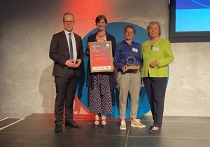 Die Deutsche UNESCO-Kommission hat Münster bei einer feierlichen Preisgala im Palais der Kulturbrauerei in Berlin ausgezeichnet. (v.l.: Dr. Jens Brandenburg, Parlamentarischer Staatssekretär im BMBF, Jutta Höper, Leiterin der Fachstelle Nachhaltigkeit und Sarah Heinlein, BNE- Koordinatorin, Prof. Dr. Maria Böhmer, Präsidentin der Deutschen UNESCO-Kommission). (Foto: Stadt Münster)