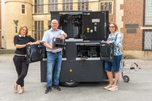 Julia Dickfer und Ralf Hohmann vom Ordnungsamt (v.l.) sind gespannt auf die Erprobungsphase der neuen Laseranlage zur Geschwindigkeitsmessung. Esther Geiß und ihre Kollegen nutzen die Technik in der Praxis. (Foto: Stadt Münster / MünsterView)