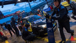 Einer der beiden Bonk BMW beim Boxenstopp. (Foto: wf / Weber)