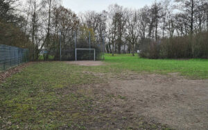 Das triste Gelände rund um den Bolzplatz an der Meerwiese in Coerde soll in eine Bike- und Skateanlage verwandelt werden. (Foto: Stadt Münster)