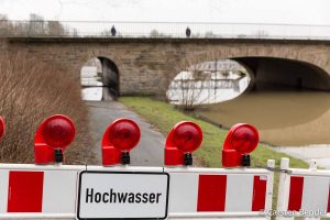 Auch der Aaseitenweg unter der „Goldenen Brücke“ ist gesperrt. (Foto: cabe)