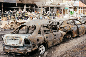 Ausgebrannte Autos und ein zerstörtes Haus nach einem Angriff auf Winnyzja im Juli 2022. (Foto: Stadt Winnyzja)