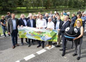 Udo Sieverding (2. v. r.) vom Landesverkehrsministerium kam zur Eröffnung der Kanalpromenade. (Foto: Stadt Münster)