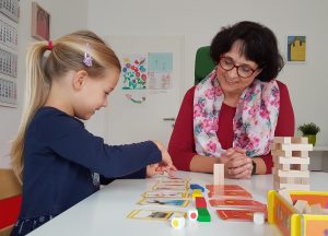 Die unterschiedlichen Effekte von Einzel- oder Intensivtherapien bei Sprachentwicklungsstörungen, wie hier mit Logopädin Denise Siemons-Lühring zu sehen, und alternativen Formen wie Gruppen- oder Teletherapie sollen in der Studie THESES untersucht werden. (Foto: UKM)