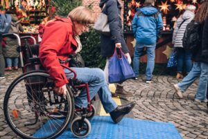 Diese Kabelbrücke auf dem Weihnachtsmarkt in der Salzstraße ist in der Mitte mit einer Brücke mit geringer Steigung ausgestattet und deswegen für Rollstuhlfahrer einfacher zu überqueren. (Foto: Stadt Münster / Meike Reiners)