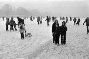 Kinder spielen im Januar 1973 auf dem zugefrorenen Aasee. (Foto: WN / Sammlung Krause)