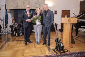 OB Markus Lewe (li.) überreichte Dieter Kemmerling in der Rüstkammer des Rathauses das Bundesverdienstkreuz am Bande. (Foto: Stadt Münster / Bührke)