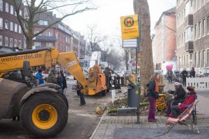 Teilerfolg für die Demonstranten, heute unterlagen die Maschinen, die Bäume bleiben erst mal stehen. (Foto: Hanno Endres)