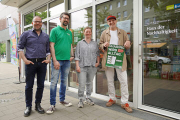 Freuen sich auf den Workshop im Haus der Nachhaltigkeit (v.l.): Sven Kentrup (Haus der Nachhaltigkeit), Nicolai Meier (Abfallwirtschaftsbetriebe Münster), Jessica Fischer (Haus der Nachhaltigkeit) und Volker Schittny (Kleine Tat). (Foto: Stadt Münster)