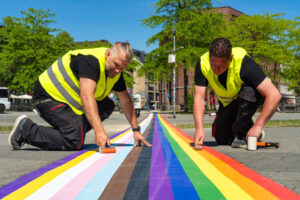Mitarbeiter einer Spezialfirma brachten den rund 100 Meter langen Zebrastreifen am Mittwoch auf. (Foto: Stadt Münster)