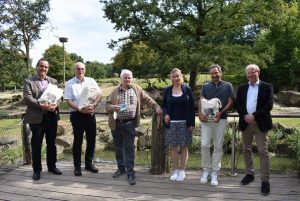 Bei der Übergabe der insgesamt 9.999 Tickets im Zoo (v.l.): Dr. Otfried Debus (Clemenshospital), Dr. Michael Böswald (St. Franziskus-Hospital), Horst Eschler, Dr. Simone Schehka (Allwetterzoo), Dr. Heymut Omran (UKM) und Dr. Ludger Hellenthal (Aufsichtsrat Allwetterzoo).