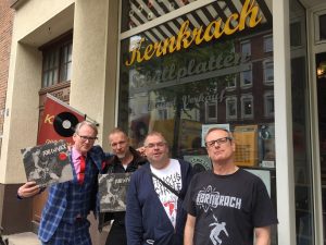 Auslieferung am Hansaring: Adam Riese und Frank Naber mit Thomas Lenz vom Label "Power It Up" und Jörg Steinmeyer von "Kernkrach Records". (Foto: privat)