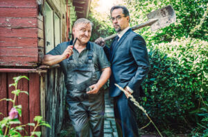 Ermitteln im neuen Münster-Tatort im Schrebergarten (v.l.): Kommissar Thiel (Axel Prahl) und Prof. Boerne (Jan Josef Liefers). (Foto: WDR / Bavaria Fiction GmbH / Taimas Ahangari)