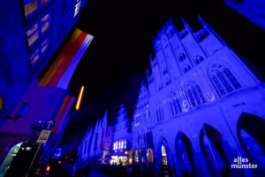 Das Rathaus und die Giebelhäuser der "Guten Stube" wurden mit dem Wort "Frieden" in vielen verschiedenen Sprachen angestrahlt. (Foto: Bastian E.)