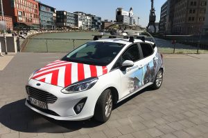 Deutlich ist der auffällige Kameraaufbau auf dem Dach des Fahrzeugs zu erkennen, mit dem die 3D-Befahrung der Stadt durchgeführt werden (Foto: Stadt Münster)
