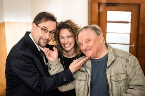 Jan Josef Liefers, Regisseurin Janis Rebecca Rattenni und Axel Prahl scheinen Spaß bei den Dreharbeiten zum neuen Münster-Tatort zu haben. (Foto: Martin Valentin Menke, WDR/Bavaria Fiction GmbH)