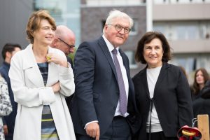 Elke Büdenbender und Frank-Walter Steinmeier im Gespräch mit Ayşe Erkmen (re.) bei ihrem Projekt „On Water“ im Hafen. (Foto: Anne Neier)