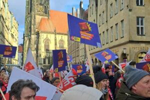 Mit dem Warnstreik machten die Mitglieder der GEW auf ihre Forderungen aufmerksam. (Foto: GEW Münster)
