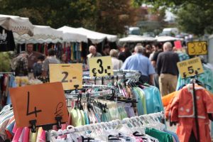 Die youngcaritas Münster veranstaltet ihren "Frohmarkt" für den guten Zweck. (Symbolbild: Robert Babiak / pixelio.de)