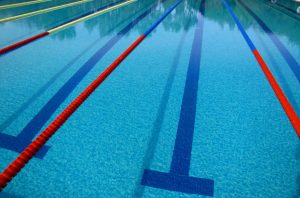 Im Freibad Coburg werden „Tempo-Zonen“ eingerichtet. (Symbolbild: Rainer Sturm / pixelio.de)