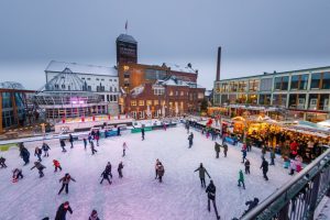 Die „Winterzeit im Germania Campus“ mit gemütlichem Mini-Weihnachtsmarkt und Eisbahn. (Foto: Erste Garde)
