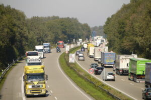 Zum Ferienstart in NRW, Hessen und Niedersachsen rechnet die Autobahn Westfalen mit zahlreichen Staus auf den Autobahnen. (Symbolbild: Erich Westendarp / pixelio.de)