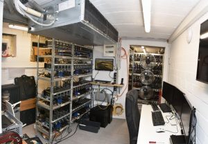 In diesem professionellen Serverraum, der mutmaßlich von dem Hauptbeschuldigten aus Münster betrieben wurde, lagerten Terabytes an Daten mit kinderpornografischem Inhalt. (Foto: Polizei Münster)