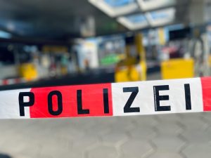 Unbekannte sprengten in der Nacht einen Geldautomaten in einer Tankstelle in Roxel. (Foto: Polizei Münster)