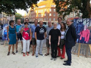 Die Kaufleute rund um den Harsewinkelplatz zeigen die Bilder bis zum 7. September in ihren Schaufenstern. (Foto: Markus Hauschild)