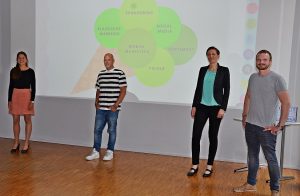 Projektpräsentation für Raphaels Eismanufaktur mit Studierenden am Hansa-Berufskolleg (rechts) mit Raphael Viehoff und der Lehrerin Christin Bücher (Foto: HBK-LV)
