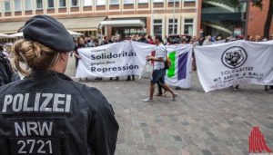 Unter den Augen der Polizei fand die Demonstration gegen Repression und Polizeigewalt statt. (Foto: cabe)