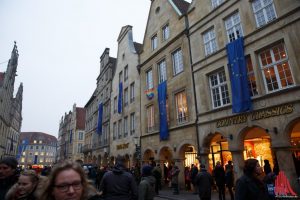 Europafahnen statt Beleuchtung: so beteiligten sich 2017 die Kaufleute am Prinzipalmarkt am Protest gegen die AfD. (Archivbild: cabe)