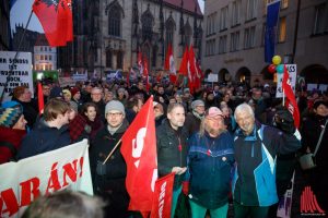 Fast 10.000 Münsteraner protestierten im Februar 2017 auf dem Prinzipalmarkt gegen die AfD (Archivbild: Carsten Bender)