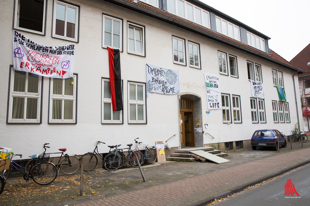 Das seit Jahren leerstehende ehemalige Hauptzollamt in der Sonnenstraße 85 ist besetzt. (Foto: cabe)