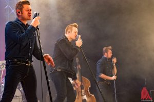 Die Baseballs: (v.l.) Basti (Sebastian Raetzel), Sam (Sven Budja) und Digger (Rüdiger Brans) heizen mehr als 600 Fans in der Jovel Music Hall ein. (Foto: cabe)