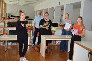 Projektpräsentation der Studierenden am  Hansa-Berufskolleg mit Vertreterinnen des Unternehmens FairTEiLBAR (Mitte) und dem Leiter der  Fachschule Peter Koop. (Foto: HBK-LV)