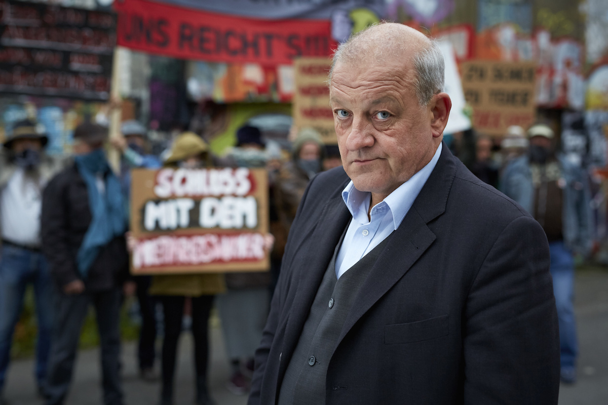 Georg Wilsberg (Leonard Lansink) unter falscher Identität als finanzstarker Investor bei einer Demonstration der Freihafen Initiative Münster. (Foto: ZDF / Guido Engels)