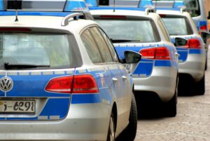 In einer groß angelegten Aktion wurden insgesamt acht Wohnungen durchsucht und drei Tatverdächtige festgenommen. Der Vorwurf lautet unter anderem auf Förderung der Prostitution Minderjähriger (Symbolbild: Peter Hebgen / pixelio.de )
