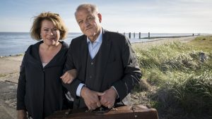 Wenn Anna (Rita Russek) und Wilsberg (Leonard Lansink) gemeinsam Inselurlaub machen, sind Turbulenzen vorprogrammiert. Doch auch ein Mord ist die Reise wert. (Foto: ZDF / Thomas Kost)