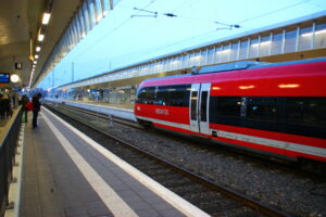 Im Fernverkehr wird am Montag nichts gehen, im Nahverkehr werden bei der Bahn wohl nur die wenigsten Züge fahren. (Symbolbild: Dirk Kruse / pixelio.de)