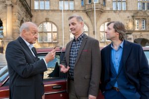 Wiedersehen in Bielefeld (v.l.): Wilsberg (Leonard Lansink), Manni (Heinrich Schafmeister) und Ekki (Oliver Korittke). (Foto: ZDF / Thomas Kost)