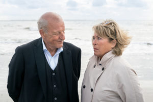 Georg Wilsberg (Leonard Lansink) und Anna Springer (Rita Russek) auf Norderney. (Foto: ZDF / Thomas Kost)