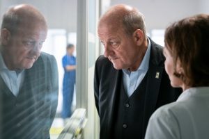 Georg Wilsberg (Leonard Lansink) im Krankenhaus bei Kommissarin Springer. Braucht sie einen Schutzengel? (Foto: ZDF / Thomas Kost)