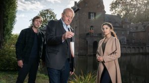 Im neuen Fall „Einer von uns“ ermitteln (v.l.n.r.) Ekki Talkötter (Oliver Korittke), Georg Wilsberg (Leonard Lansink) und Dr. Tessa Tilker (Patricia Meeden) auf einem Wasserschloss. (Foto: ZDF / Thomas Kost)