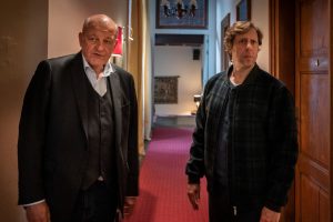 Wilsberg (Leonard Lansink, li.) und Ekki (Oliver Korittke) ermitteln. (Foto: ZDF / Thomas Kost)