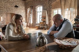 Lea Heitbrink (Anna Hausburg) verrät Wilsberg (Leonard Lansink) ein Geheimnis. (Foto: ZDF / Thomas Kost)