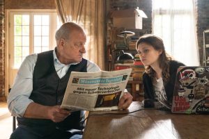 In "Wilsberg: Gene lügen nicht" hilft Merle (Janina Fautz) Wilsberg (Leonard Lansink) dabei, Daten vom genetischen Ahnenforschungsinstitut zu entschlüsseln. (Foto: ZDF / Thomas Kost)