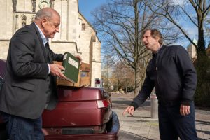 Mit Hilfe von passender Literatur versucht Georg Wilsberg (Leonard Lansink) seinen Freund Ekki Talkötter (Oliver Korittke) zu mehr Gelassenheit zu bewegen - auch wenn dessen Auto mal gelitten hat. (Foto: ZDF / Thomas Kost)