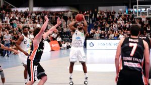 Point Guard Josph „JoJo“ Cooper (4, WWU Baskets Münster), Topscorer mit 24 Punkten, in der Partie der BARMER 2. Basketball Bundesliga ProB bei einem 2-Punkte-Wurf. Endstand WWU Baskets – Itzehoe Eagles 77:79 - (Foto: Markus Holtrichter)