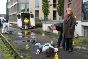 Im neuen Fall "Folge mir" ermitteln Hauptkommissarin Anna Springer (Rita Russek) und Overbeck (Roland Jankowsky) am Fundort einer toten jungen Frau im Hafen. (Foto: ZDF / Thomas Kost)